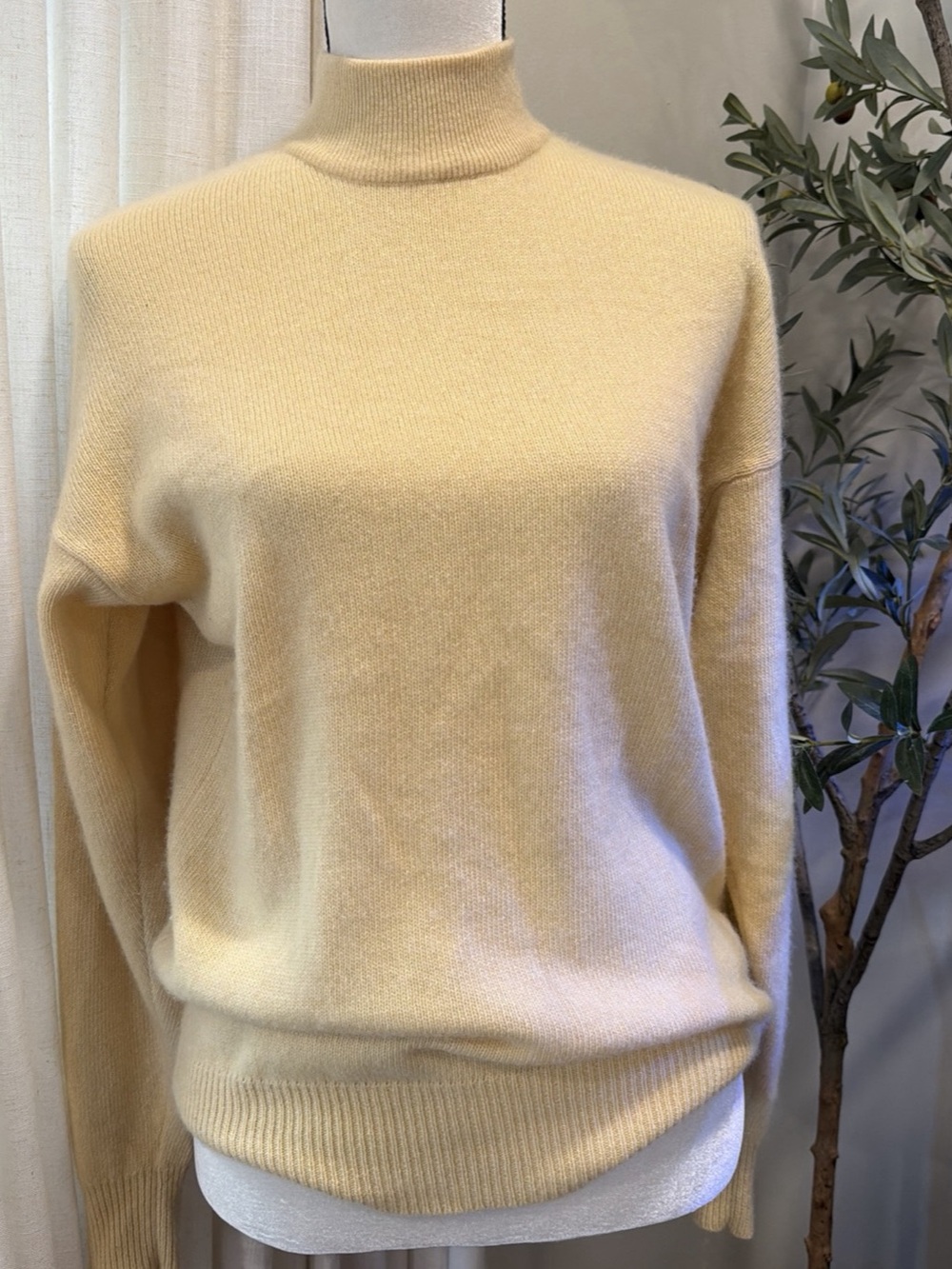Neiman Marcus Cashmere mock Turtleneck Sweater in soft Yellow LARGE